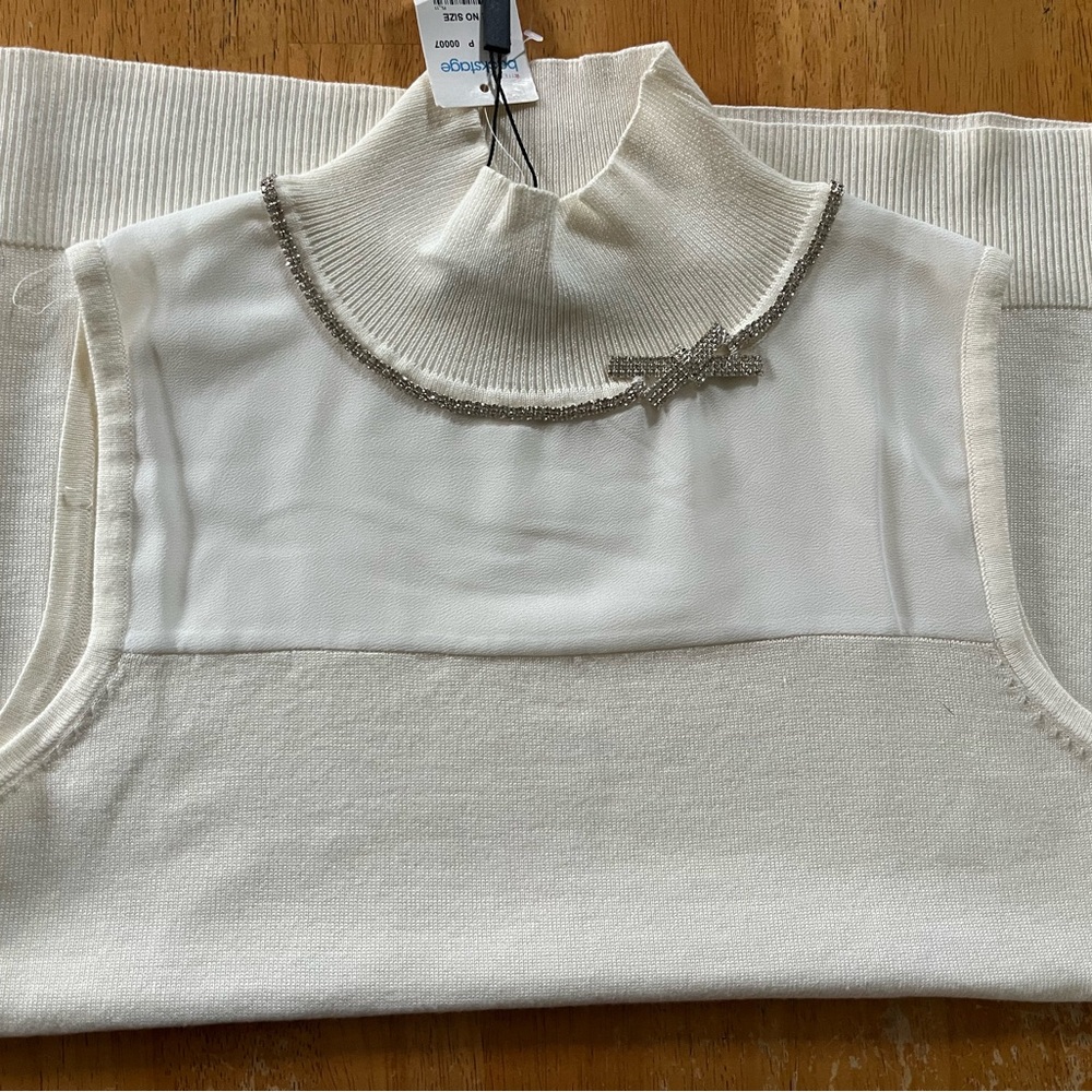 Sleeveless White Knit Top with Bow Detail